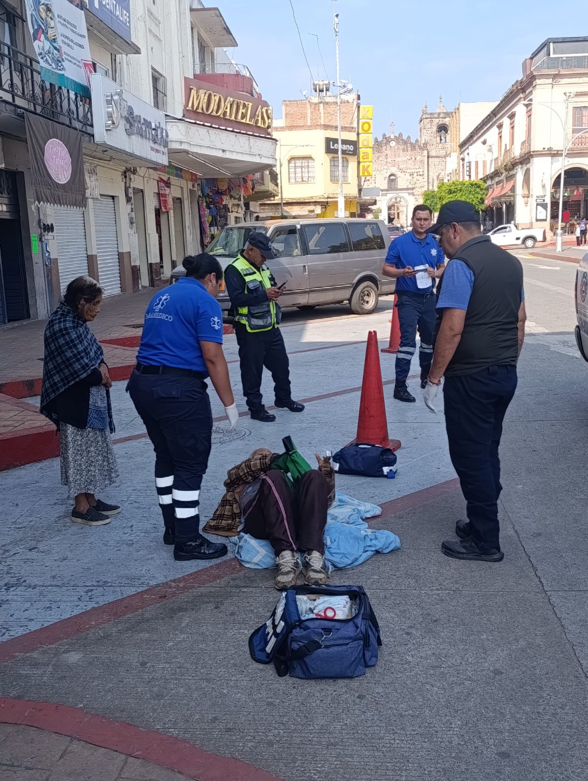 Protección Civil Atiende a Hombre Desvanecido Cerca de la Presidencia Municipal