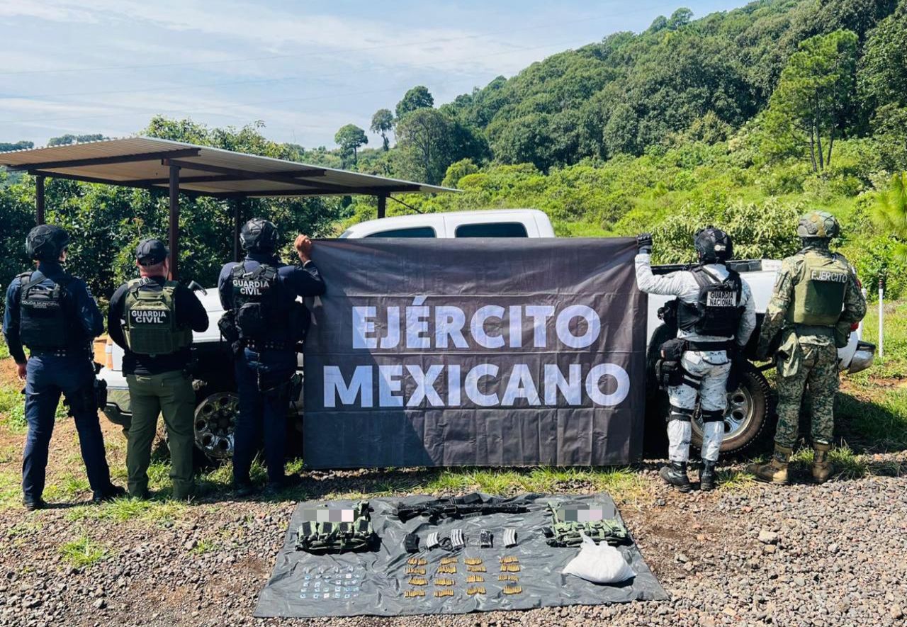 Asegurada en Uruapan camioneta con fusil y más de 4 kg de metanfetamina: SSP.