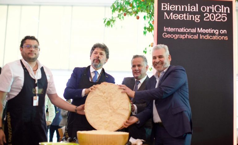 Inaugura Bedolla Bienal oriGIn; dan Indicación Geográfica a 5 productos michoacanos.