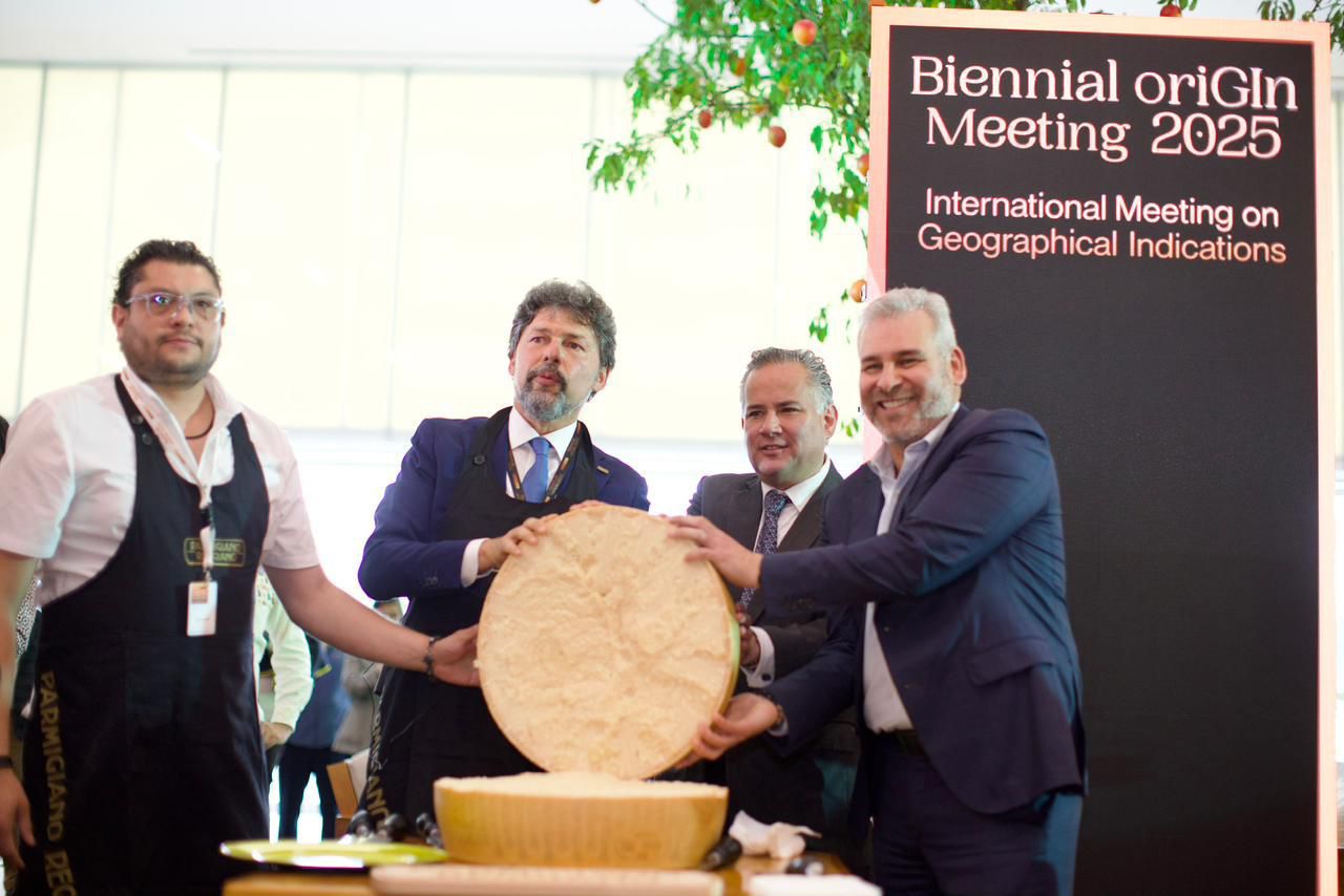 Inaugura Bedolla Bienal oriGIn; dan Indicación Geográfica a 5 productos michoacanos.