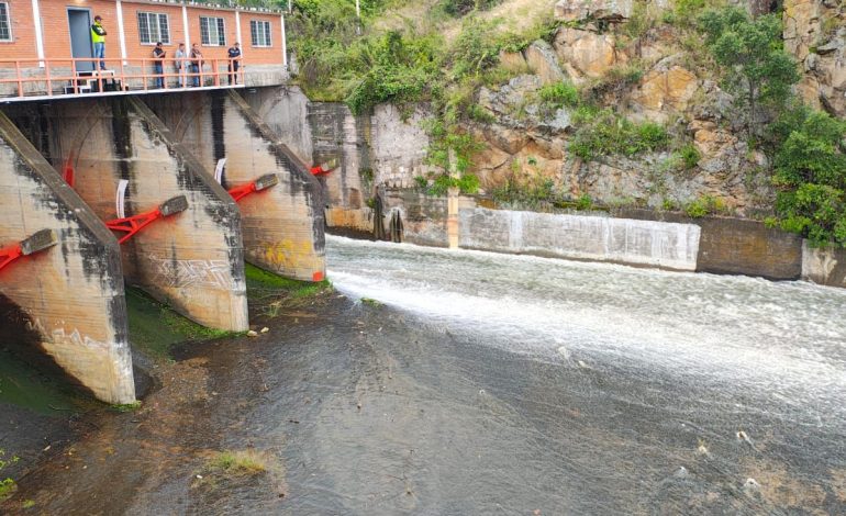 Conagua aumenta desfogue controlado de la presa de Cointzio.