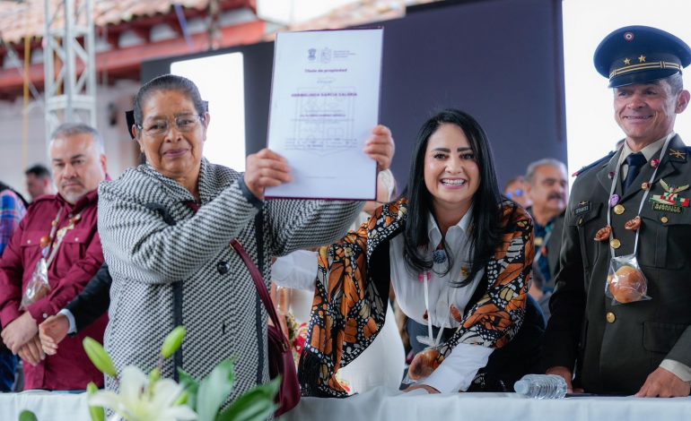 Entrega Gladyz Butanda 79 escrituras para vivienda en Huiramba.