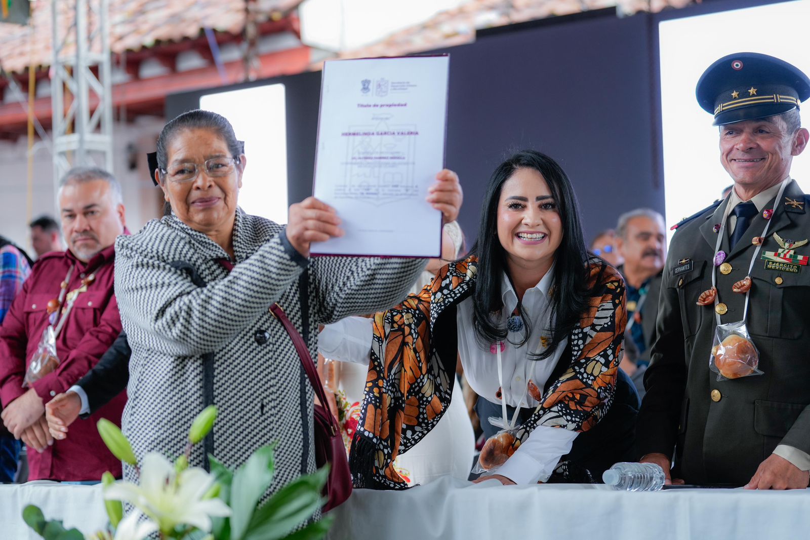 Entrega Gladyz Butanda 79 escrituras para vivienda en Huiramba.