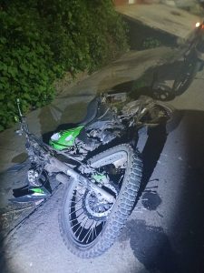 TAXI  ARROLLA A MOTOCICLISTA Y HUYE EN ZITÁCUARO; VÍCTIMA SUFRE FRACTURA