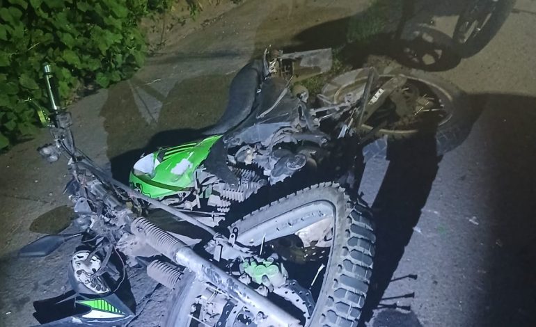 TAXI  ARROLLA A MOTOCICLISTA Y HUYE EN ZITÁCUARO; VÍCTIMA SUFRE FRACTURA