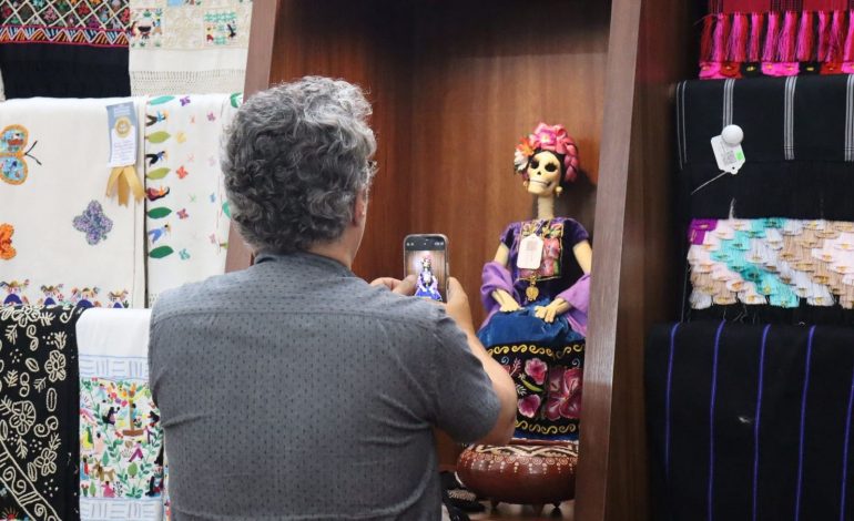 Cineasta Kleber Mendonça se maravilla con la riqueza culinaria de Michoacán.