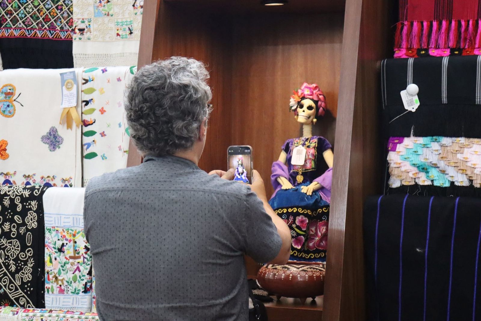 Cineasta Kleber Mendonça se maravilla con la riqueza culinaria de Michoacán.