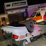 ¡SE DA A LA FUGA TRAS VOLCADURA! TAXISTA ABANDONA UNIDAD SIN LESIONADOS EN EL PUENTE SAN MIGUEL.