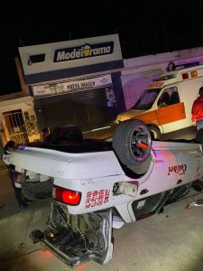 ¡SE DA A LA FUGA TRAS VOLCADURA! TAXISTA ABANDONA UNIDAD SIN LESIONADOS EN EL PUENTE SAN MIGUEL.