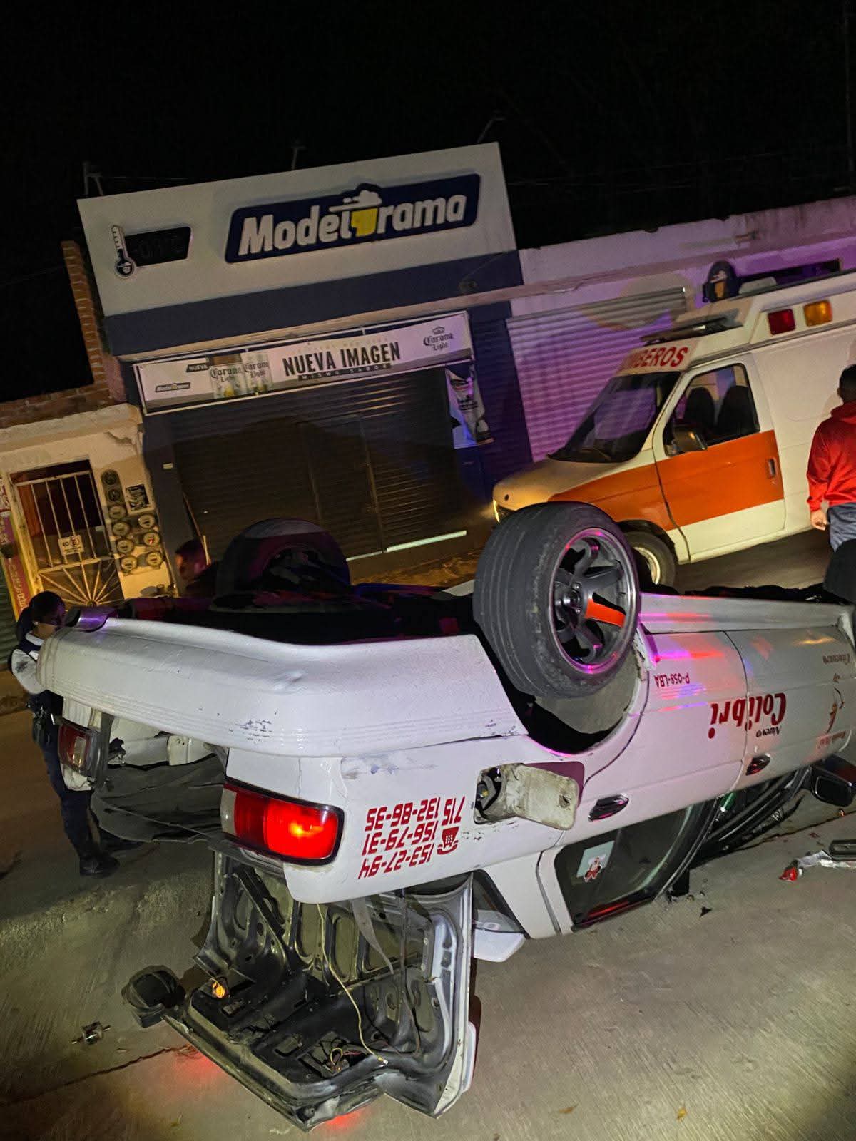 ¡SE DA A LA FUGA TRAS VOLCADURA! TAXISTA ABANDONA UNIDAD SIN LESIONADOS EN EL PUENTE SAN MIGUEL.