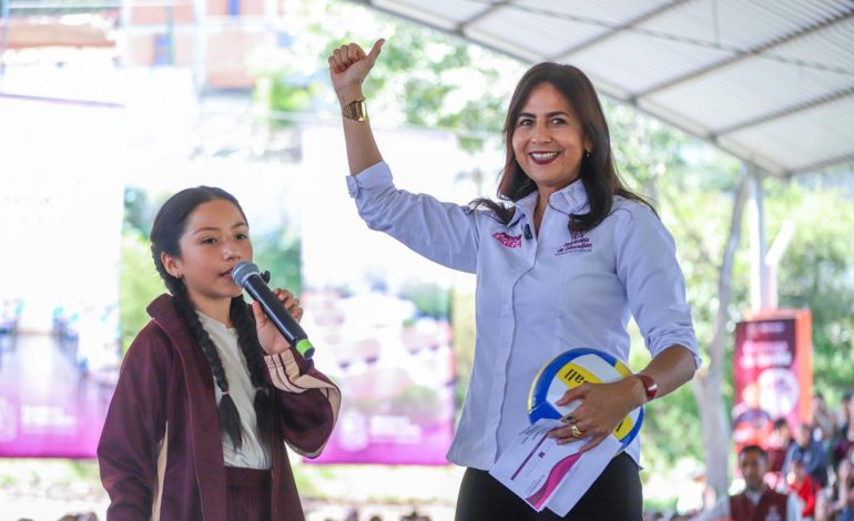 Inversión de 10 mdp transforma la secundaria federal 2: Gabriela Molina.