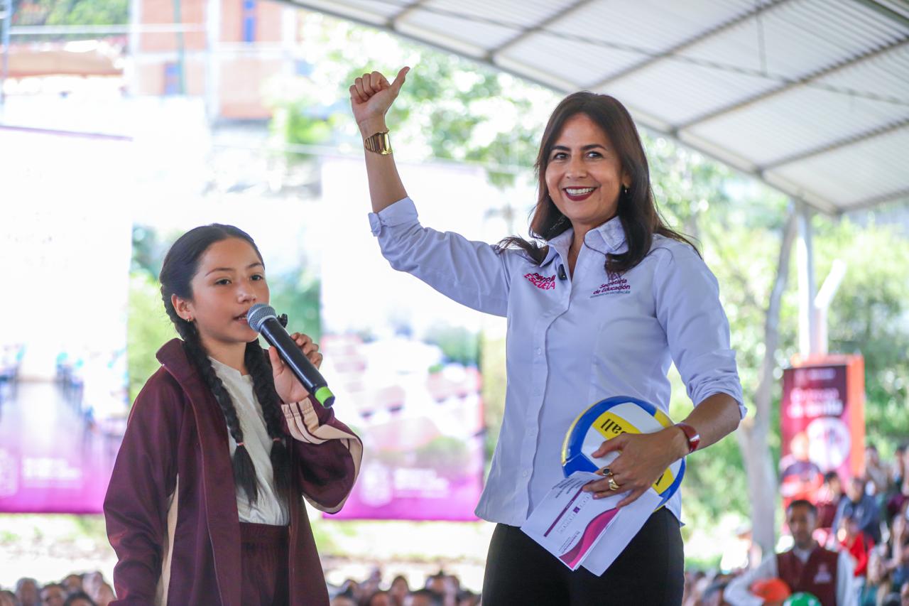 Inversión de 10 mdp transforma la secundaria federal 2: Gabriela Molina.