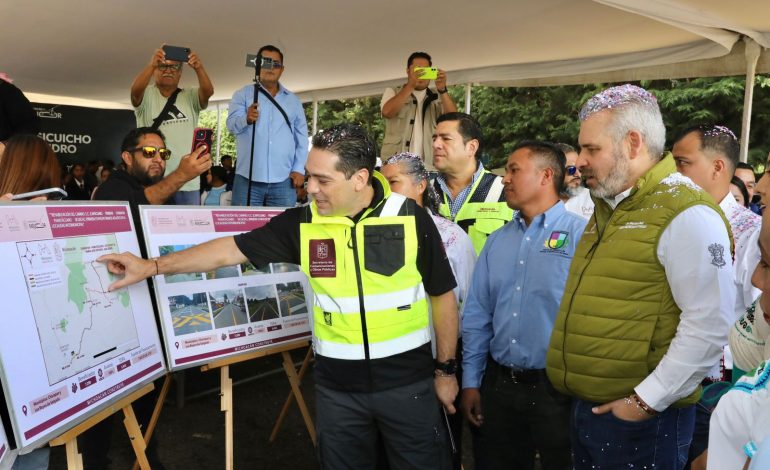 Inaugura Bedolla rehabilitación carretera para comunidades con autogobierno en la Meseta Purépecha.