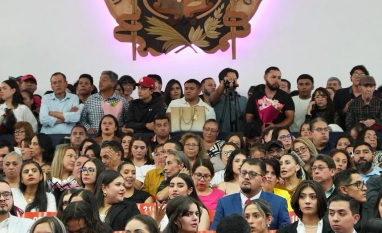 481 estudiantes reciben el Premio Padre de la Patria; representan el ejército de gran excelencia de la UMSNH, señala Yarabí Ávila
