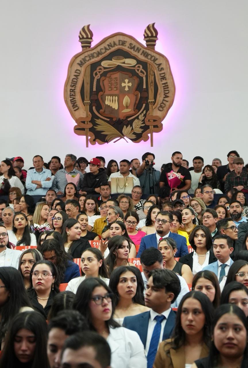 481 estudiantes reciben el Premio Padre de la Patria; representan el ejército de gran excelencia de la UMSNH, señala Yarabí Ávila