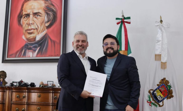 Nombra Bedolla a Benjamín Mendoza como director del SMRTV