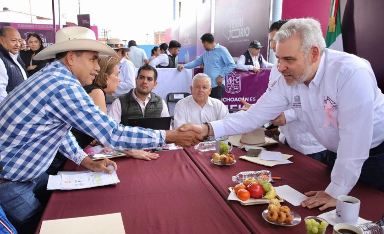 En audiencia pública, anuncia Bedolla próxima apertura de autopista Siglo XXI, tramo Pátzcuaro-Uruapan.