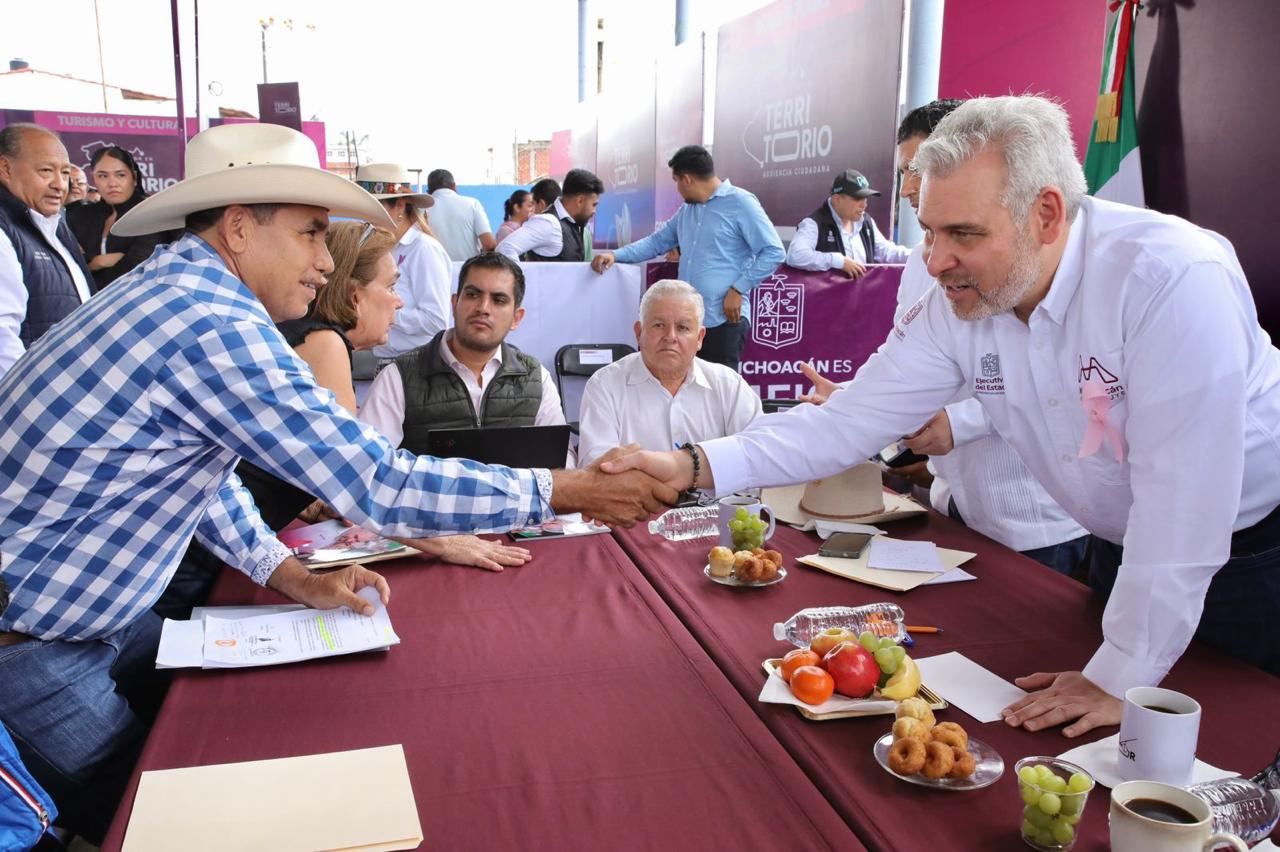 En audiencia pública, anuncia Bedolla próxima apertura de autopista Siglo XXI, tramo Pátzcuaro-Uruapan.