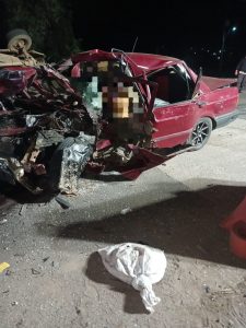 TRAGEDIA EN ZITÁCUARO: Choque y Vuelco Cobra la Vida de Dos Personas y Tres Más Resultaron Lesionadas en San Felipe Los Alzati.<br>