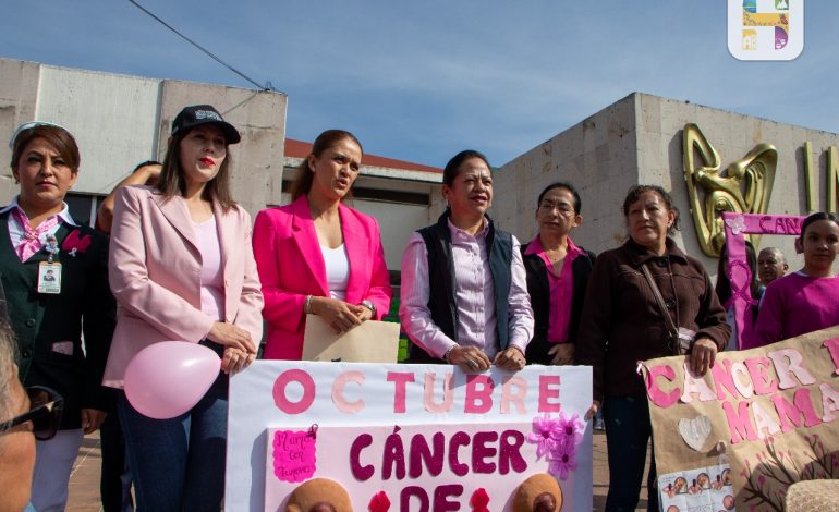 Jeovana Alcántar, encabeza la marcha en el marco del Día Mundial de la lucha contra el cáncer de mama.