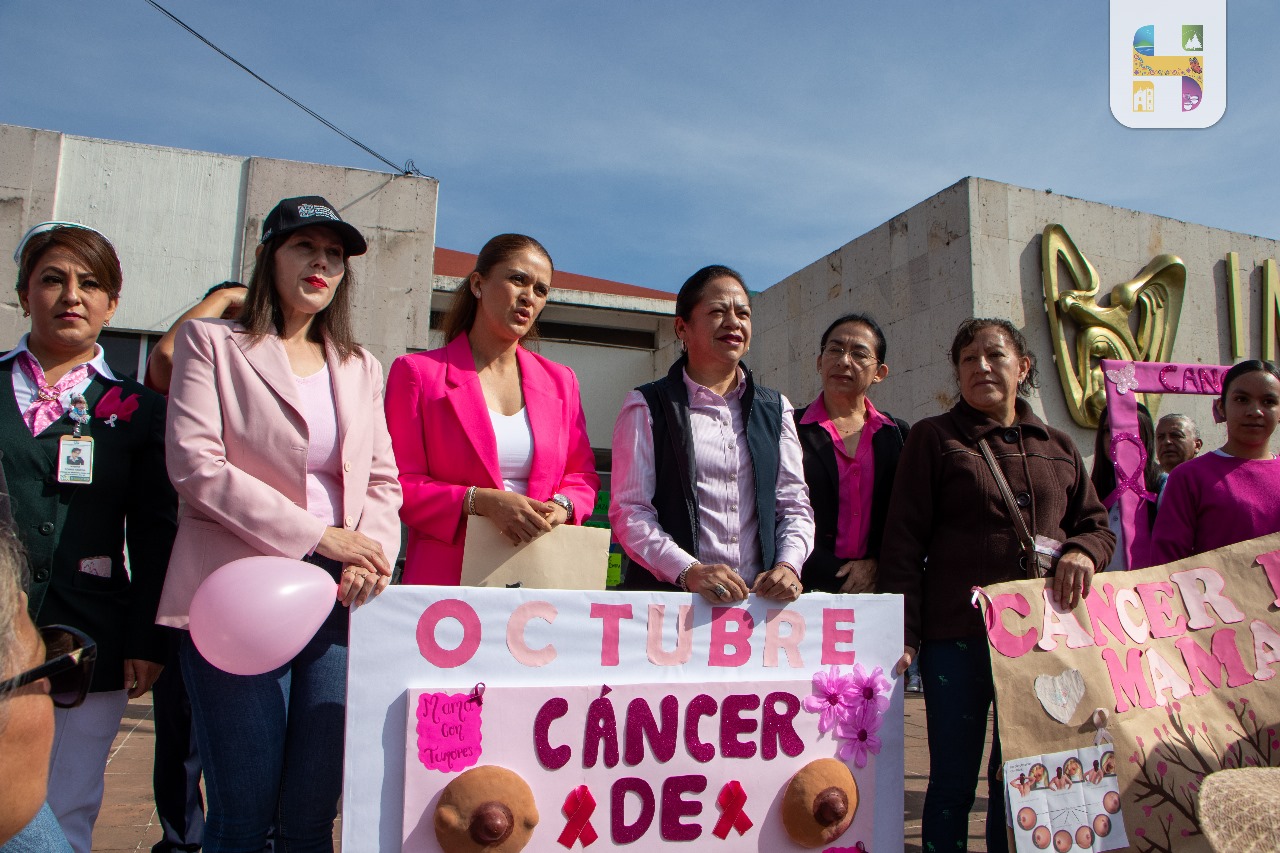 Jeovana Alcántar, encabeza la marcha en el marco del Día Mundial de la lucha contra el cáncer de mama.