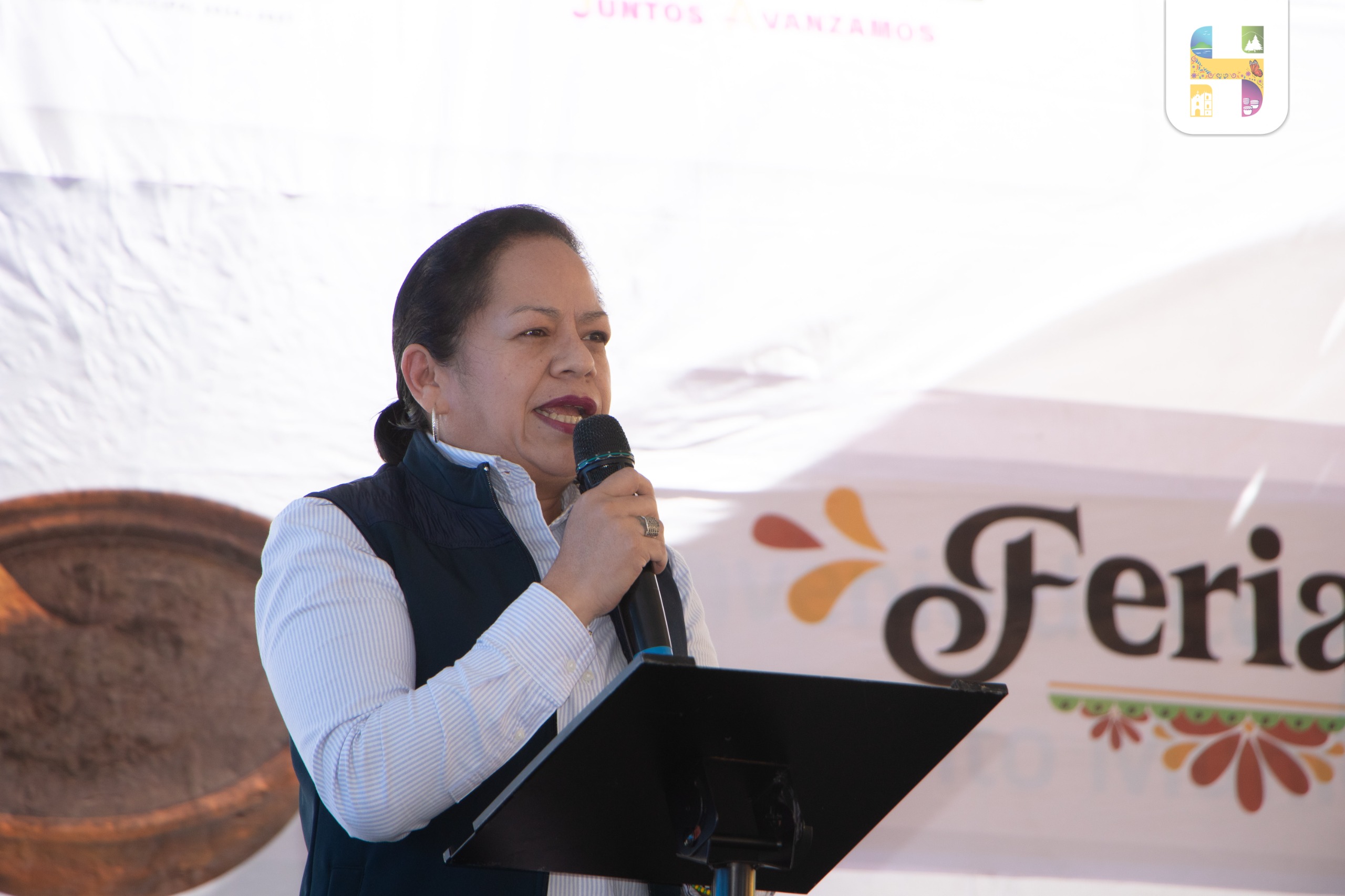 Jeovana Alcántar, inauguró la Séptima Edición de la Feria del Mole en la Tenencia de Agostitlán.