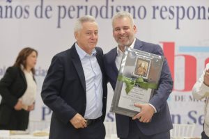 Distingue periódico ABC de Michoacán a Bedolla con reconocimiento Fray Juan de San Miguel.