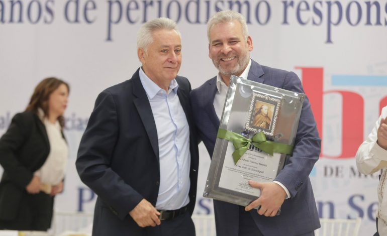 Distingue periódico ABC de Michoacán a Bedolla con reconocimiento Fray Juan de San Miguel.