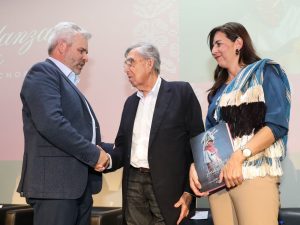 Presenta Bedolla catálogo que inmortaliza riqueza de danzas y fiestas de Michoacán.
<br>