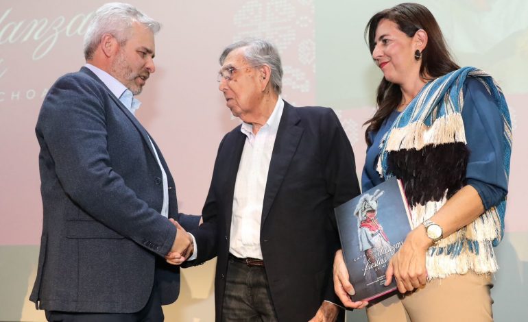Presenta Bedolla catálogo que inmortaliza riqueza de danzas y fiestas de Michoacán.
