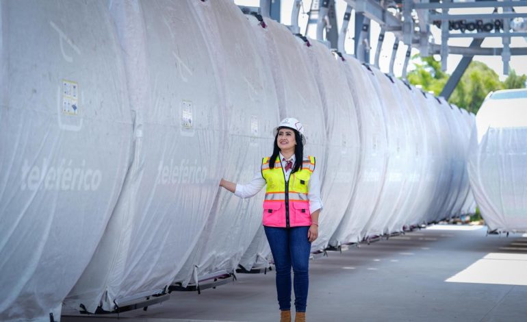 Inicia por aire el traslado de cabinas del teleférico de Uruapan: Gladyz Butanda.
