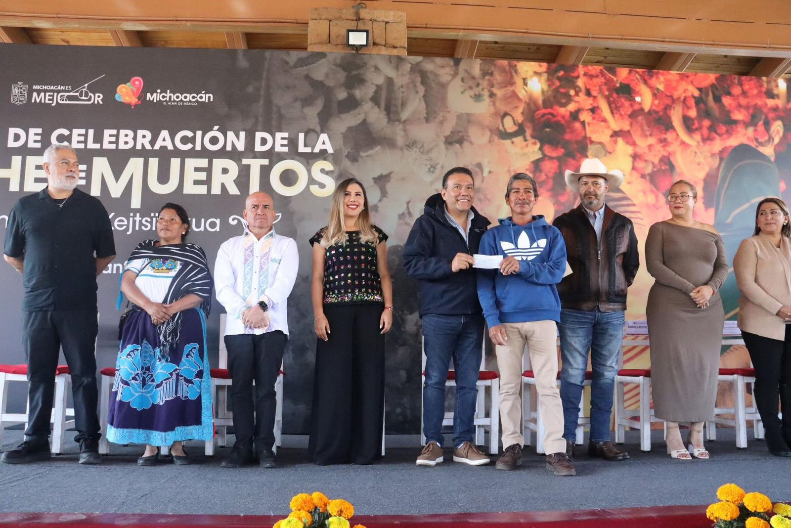 Entrega Gobierno estatal casi 4 mdp a municipios y comunidades para Noche de Muertos.