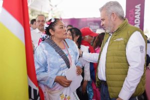 Bedolla, cercano a autogobiernos; lleva audiencia pública a Donaciano Ojeda
<br>