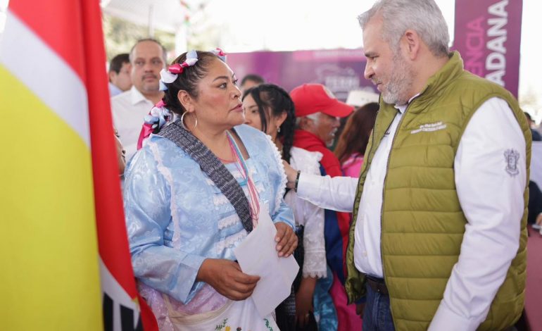 Bedolla, cercano a autogobiernos; lleva audiencia pública a Donaciano Ojeda