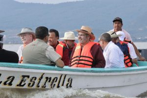 Más de 80 mil peces liberados en el lago de Pátzcuaro como parte del plan de conservación: Bedolla