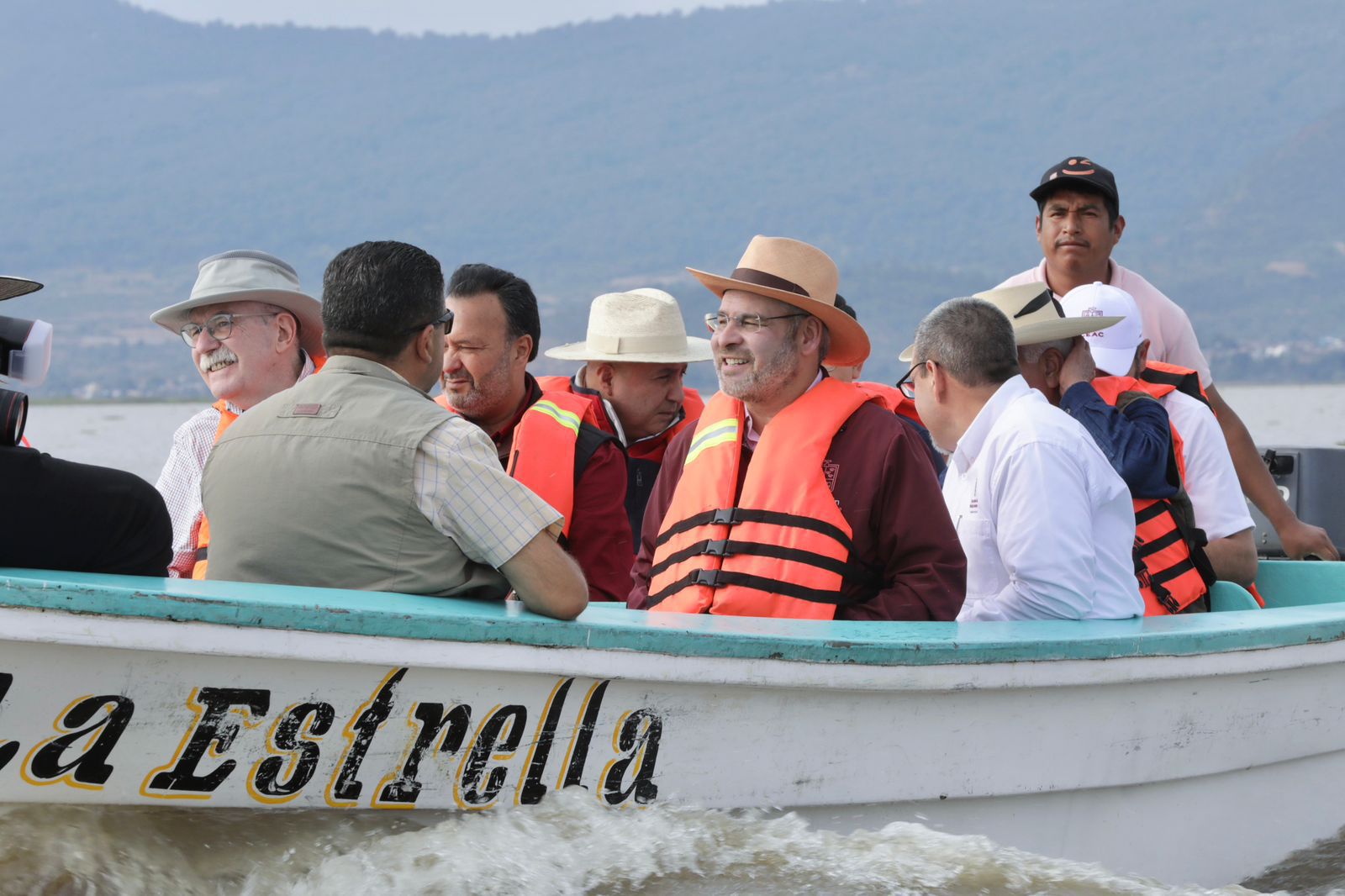 Más de 80 mil peces liberados en el lago de Pátzcuaro como parte del plan de conservación: Bedolla