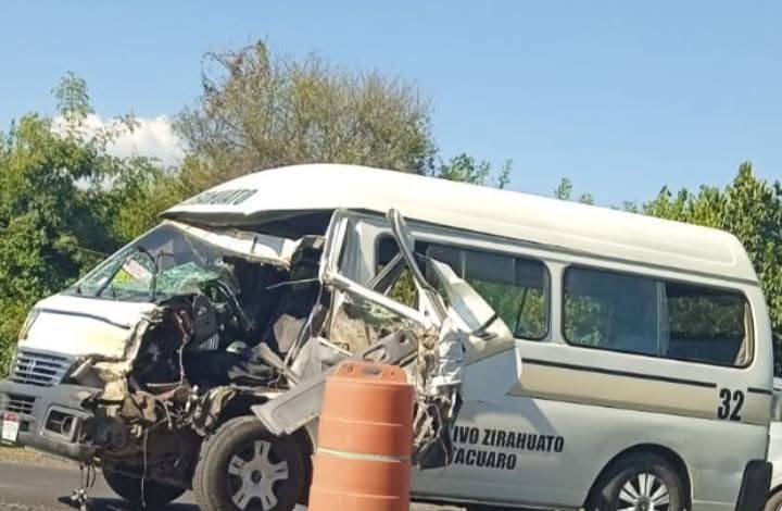 Una mujer y dos menores resultaron lesionados en accidente automovilístico en la Zitácuaro- Morelia.