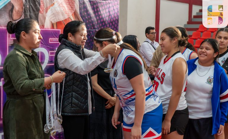 La Presidenta Municipal de Hidalgo, Jeovana Alcántar clausuró y realizó la premiación del Interprepas 2025.