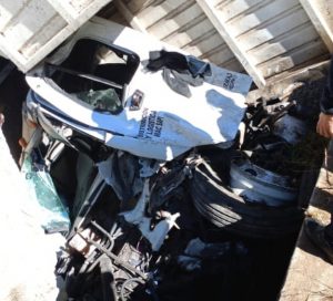 EN ANGANGUEO CAMIÓN DE CARGA CAE A UN CANAL; DOS JÓVENES RESCATADOS CON VIDA.