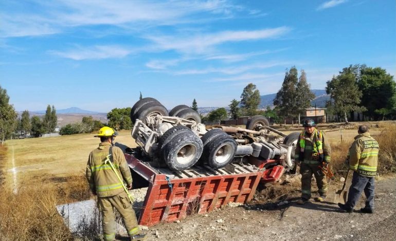 Conductor de un tractocamión resultó lesionado tras perder el control y volcarse