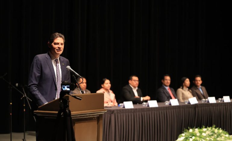 Alfonso Martínez llama a jóvenes a prepararse ante retos como la globalización y la IA