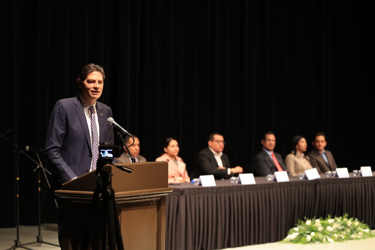 Alfonso Martínez llama a jóvenes a prepararse ante retos como la globalización y la IA