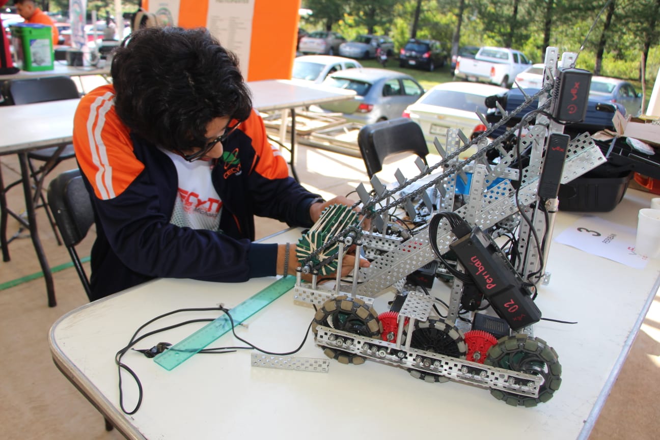 Cecytem, único subsistema en México con especialidad en Robótica Industrial