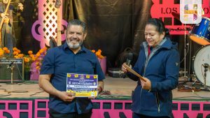 ​Jeovana Alcántar, entregó reconocimiento al Artista Visual y Maestro Cartonero, Rodrigo Avilés Flores, por su exposición Las Santaneras en la Zona Oasis de la Feria.