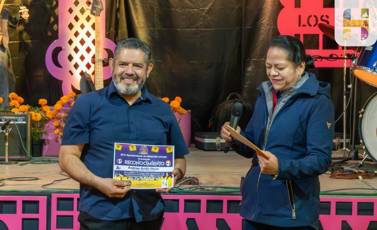 ​Jeovana Alcántar, entregó reconocimiento al Artista Visual y Maestro Cartonero, Rodrigo Avilés Flores, por su exposición Las Santaneras en la Zona Oasis de la Feria.