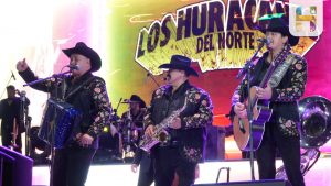 ​Los Huracanes del Norte se presentaron con gran éxito en el Foro de la Tradicional Feria Regional de Todos los Santos, conquistando a la gente con su grito Échale Mi Chuy.