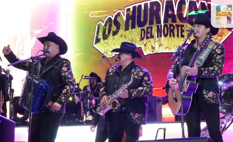 ​Los Huracanes del Norte se presentaron con gran éxito en el Foro de la Tradicional Feria Regional de Todos los Santos, conquistando a la gente con su grito Échale Mi Chuy.