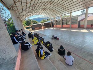 Protección Civil y Policía de Irimbo Capacitan a Estudiantes en Primeros Auxilios.