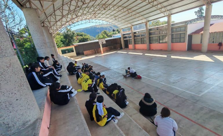 Protección Civil y Policía de Irimbo Capacitan a Estudiantes en Primeros Auxilios.