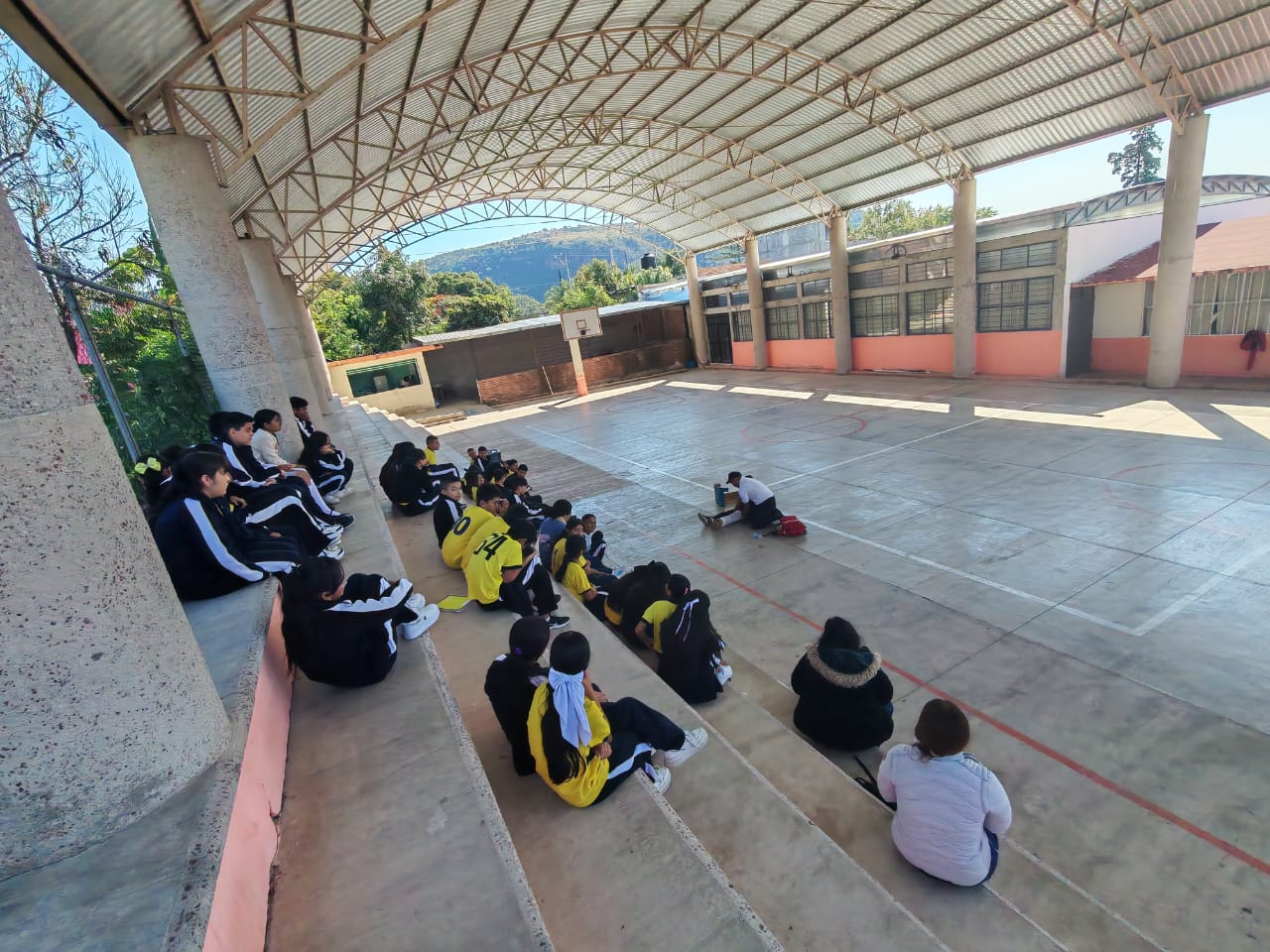 Protección Civil y Policía de Irimbo Capacitan a Estudiantes en Primeros Auxilios.